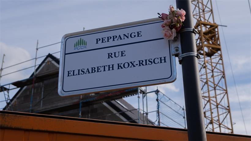 Straßenschild "rue Elisabeth Kox-Risch" als Zeichen gegen das Vergessen der Politikerin und Frauenrechtlerin