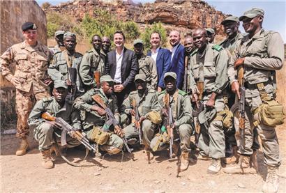 Ein solcher Besuch wäre zurzeit nicht möglich: der damalige belgische Premier Charles Michel und Xavier Bettel bei einem Besuch der EUTM-Mission in Mali im November 2017
