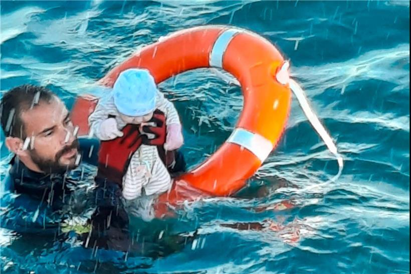 Ein spanischer Grenzschützer rettet ein Neugeborenes aus dem Mittelmeer

