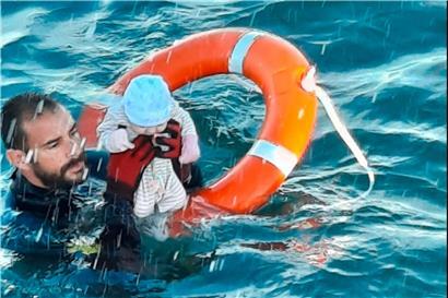 Ein spanischer Grenzschützer rettet ein Neugeborenes aus dem Mittelmeer
