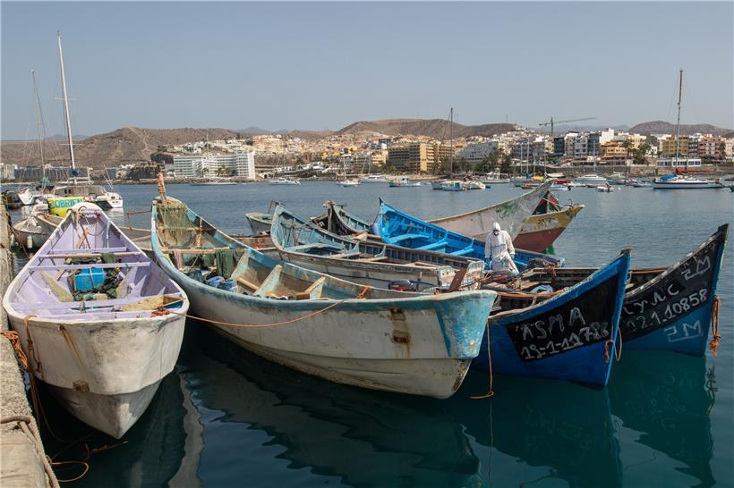 Ein spanischer Polizist inspiziert eines der Boote, mit denen Flüchtlinge aus Afrika auf Gran Canaria angekommen sind
