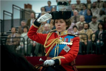 Ein starkes Gewicht legt die Serie auf die Darstellung der mittlerweile über sieben Jahrzehnte andauernden Regentschaft von Queen Elizabeth II
