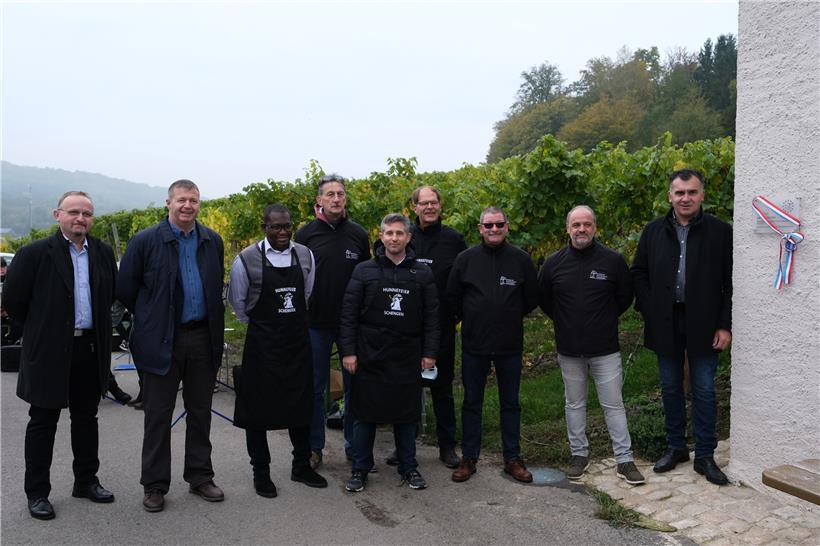 Ein starkes Team: Gemeindeverantwortliche aus Schengen, darunter Bürgermeister Michel Gloden (zweiter von links) Vertreter des lokalen „Syndicat d’initiative“ und deren langjähriger Präsident Marc Schoentgen (ganz rechts), der anlässlich der „Hunnefeier“ wegen seiner Verdienste um den Markusturm geehrt wurde. 
