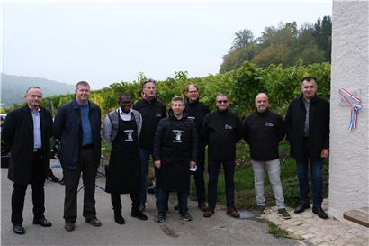 Ein starkes Team: Gemeindeverantwortliche aus Schengen, darunter Bürgermeister Michel Gloden (zweiter von links) Vertreter des lokalen „Syndicat d’initiative“ und deren langjähriger Präsident Marc Schoentgen (ganz rechts), der anlässlich der „Hunnefeier“ wegen seiner Verdienste um den Markusturm geehrt wurde. 

