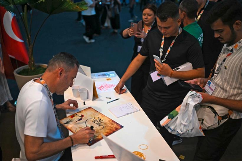 Ein türkischer Kalligrafie-Künstler bei der COP in Brasilien

