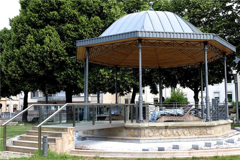 Ein typisches Whataboutism: Bei Beiträgen zu „Geflüchteten“ liest man, dass „wir uns um die Obdachlosen in unserem Land kümmern sollten“ oder „wir hätten genug eigene Probleme“. Dabei wird das Schicksal von Obdachlosen gegen das von Geflüchteten ausgespielt.
