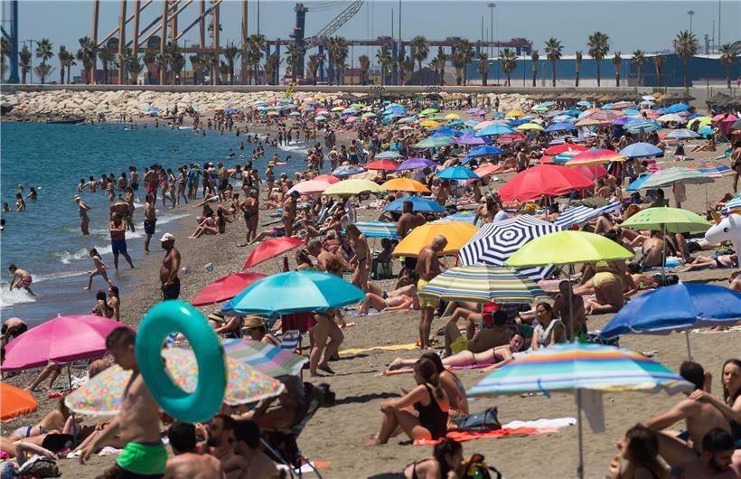 Ein überfüllter Strand, wie hier in Spanien, wird nicht unbedingt dazu beitragen, die Infektionszahlen in Schach zu halten
