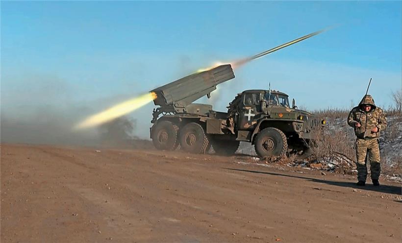 Ein ukrainischer Mehrfachraketenwerfer feuert Raketen auf russische Stellungen nahe Soledar
