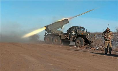 Ein ukrainischer Mehrfachraketenwerfer feuert Raketen auf russische Stellungen nahe Soledar
