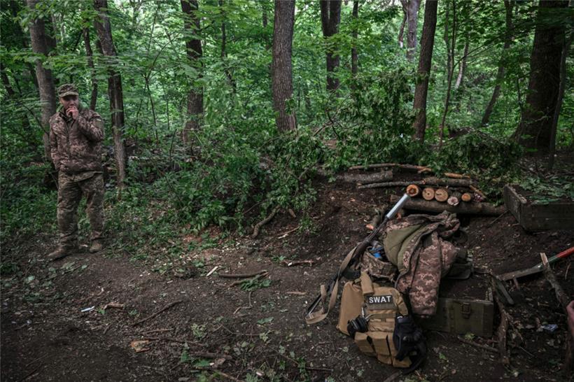 Ein ukrainischer Soldat an der Front im Donbass
