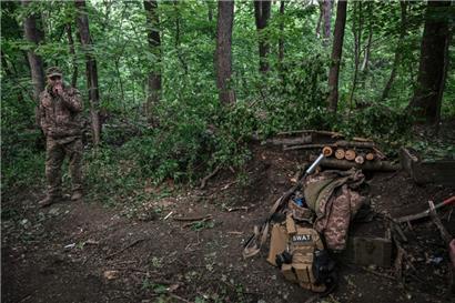 Ein ukrainischer Soldat an der Front im Donbass
