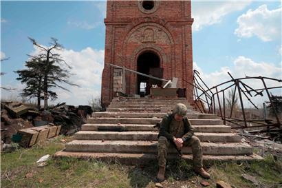 Ein ukrainischer Soldat an der Frontlinie nahe Donezk: Der Krieg dauert an

