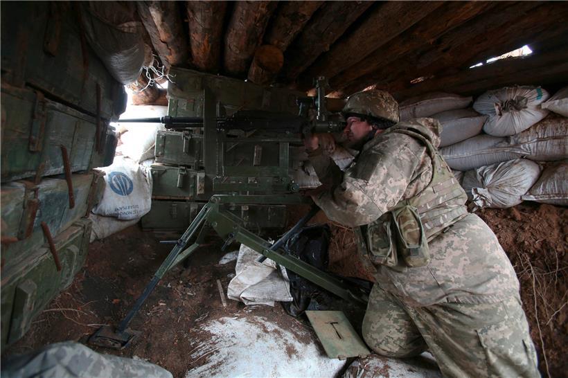 Ein ukrainischer Soldat in einem Unterstand an der Front in der Region von Donetsk, die von russischen Kämpfern gehalten wird
