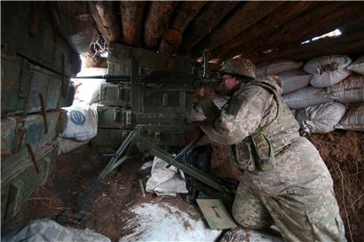 Ein ukrainischer Soldat in einem Unterstand an der Front in der Region von Donetsk, die von russischen Kämpfern gehalten wird
