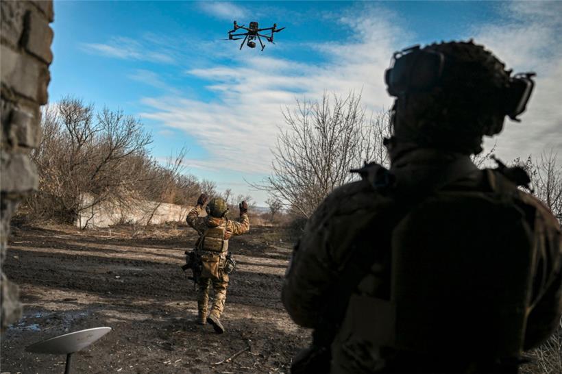 Ein ukrainischer Soldat lässt in Bachmut eine Drohne aufsteigen
