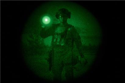 Ein ukrainischer Soldat mit einem Nachtsichtgerät während eines nächtlichen Trainings
