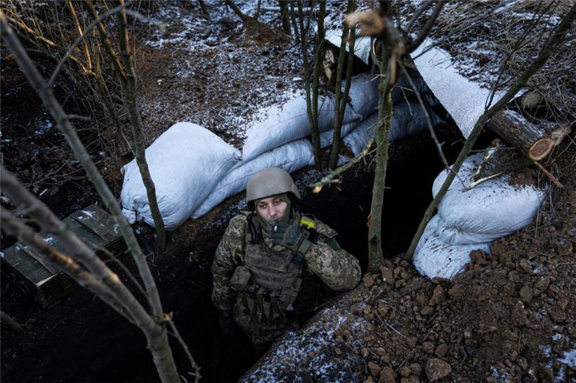 Ein ukrainischer Soldat raucht eine Zigarette in einem Schützengraben an der Frontlinie in der Nähe von Bachmut
