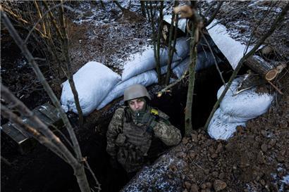Ein ukrainischer Soldat raucht eine Zigarette in einem Schützengraben an der Frontlinie in der Nähe von Bachmut
