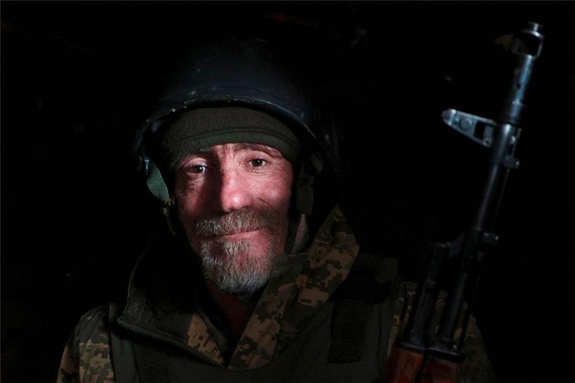 Ein ukrainischer Soldat scheint zumindest für den Augenblick des Fotos die Schrecken des Krieges auszublenden
