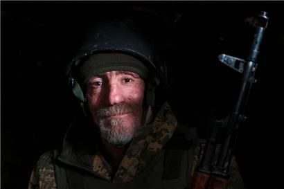 Ein ukrainischer Soldat scheint zumindest für den Augenblick des Fotos die Schrecken des Krieges auszublenden
