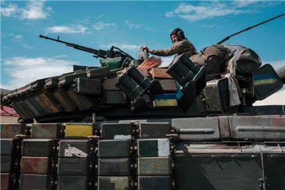 Ein ukrainischer Soldat sitzt auf seinem Panzer unweit der Front in der Ostukraine
