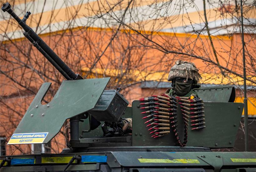 Ein ukrainischer Soldat sitzt in einem gepanzerten Fahrzeug
