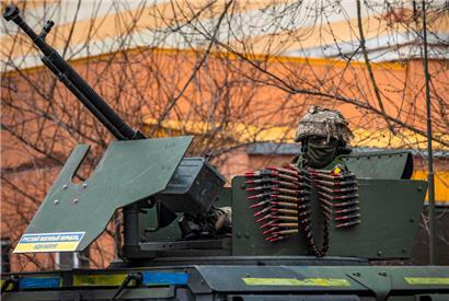 Ein ukrainischer Soldat sitzt in einem gepanzerten Fahrzeug
