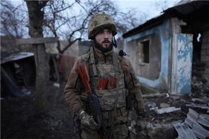 Ein ukrainischer Soldat steht in einem Hof eines zerstörten Hauses an der Trennlinie zwischen dem von der Ukraine und den Rebellen gehaltenen Gebiet in der Nähe von Zolote
