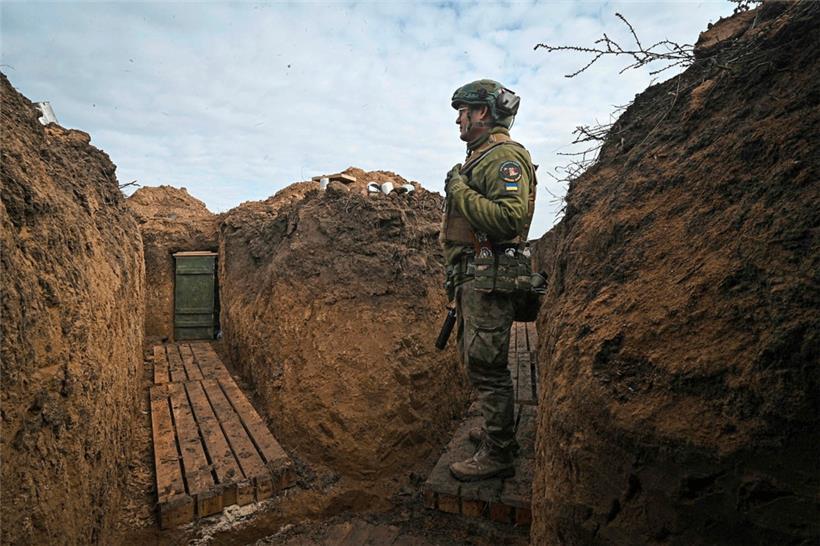 Ein ukrainischer Soldat steht in einem Schützengraben außerhalb der befreiten ukrainischen Stadt Cherson
