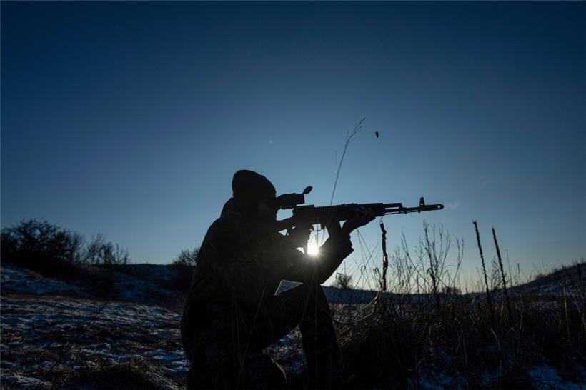 Ein ukrainischer Soldat testet seine Waffe in der Nähe der kürzlich zurückeroberten Stadt Lyman
