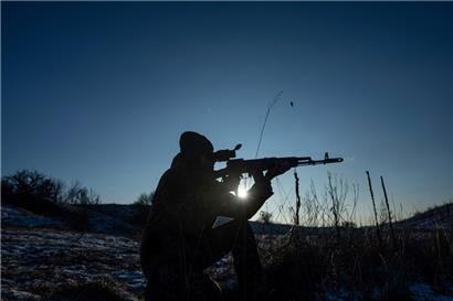 Ein ukrainischer Soldat testet seine Waffe in der Nähe der kürzlich zurückeroberten Stadt Lyman
