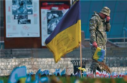 Ein ukrainischer Soldat trauert um gefallene Kollegen: Der Ukraine steht ein weiterer harter Winter bevor
