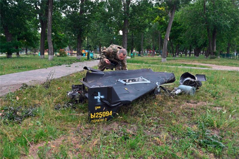 Ein ukrainischer Sprengstoffexperte untersucht in Charkiw eine Shahed-Drohne die vom Iran an die russischen Invasionstruppen geliefert werden
