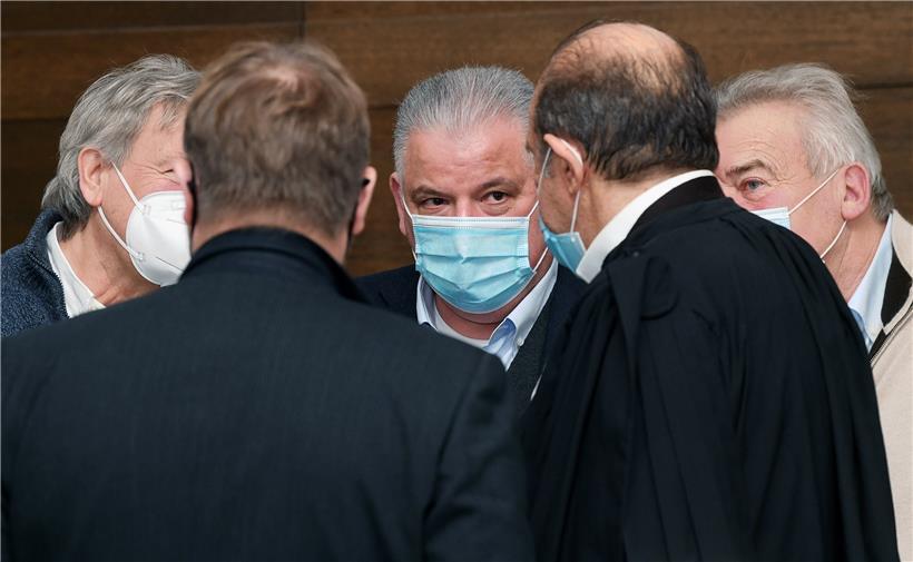 Ein unaufgeregter Flavio Becca im Kreise seiner Anwälte und juristischen Berater
