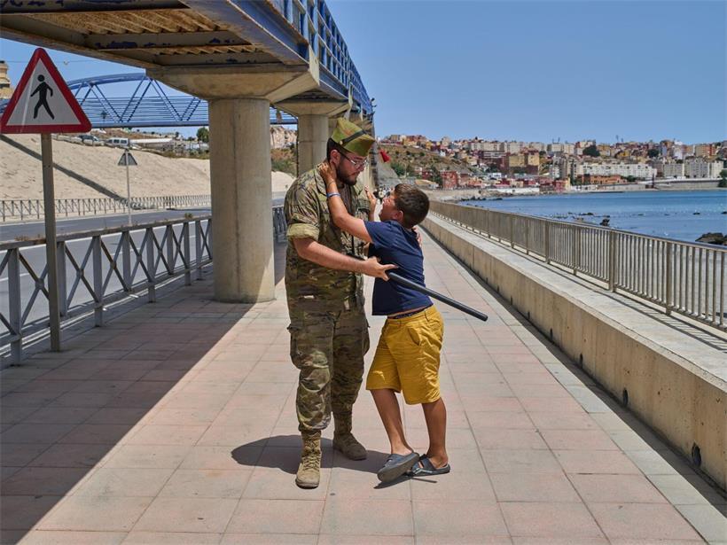 Ein unbegleiteter Zwölfjähriger wird von einem spanischen Soldaten zur spanisch-marokkanischen Grenze begleitet. Seine Zwangsabschiebung wurde von einem hochrangigen Beamten wenige Meter vor Erreichen der Grenze gestoppt, nachdem Anwohner und Journalisten darauf hingewiesen hatten, dass es sich bei dem Migranten um einen Minderjährigen handelt.
