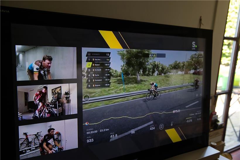 Ein ungewohnter Anblick für die Zuschauer: Während sie auf der linken Seite des Bildes den Radprofis bei ihrer Aktivität zuschauen können, ist der Avatar der Fahrer auf der Straße unterwegs und misst sich mit den anderen Konkurrenten. 
