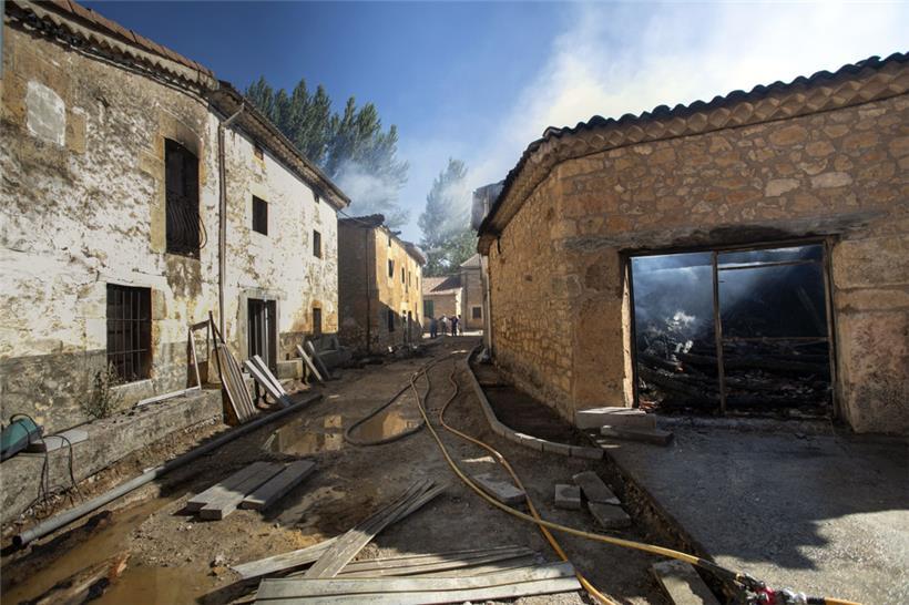 Ein verbranntes Haus im spanischen Santibáñez del Val

