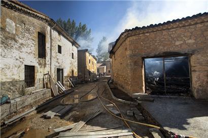 Ein verbranntes Haus im spanischen Santibáñez del Val
