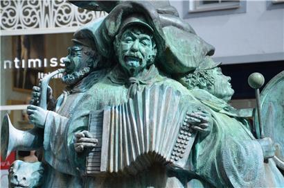 Ein verschmitzt-gelassenes Lächeln: Kein Gesichtsausdruck könnte besser bei dem Ziehharmonikaspieler des „Hämmelsmarsch“ passen, durch den sich Wil Lofy selbst verewigte
