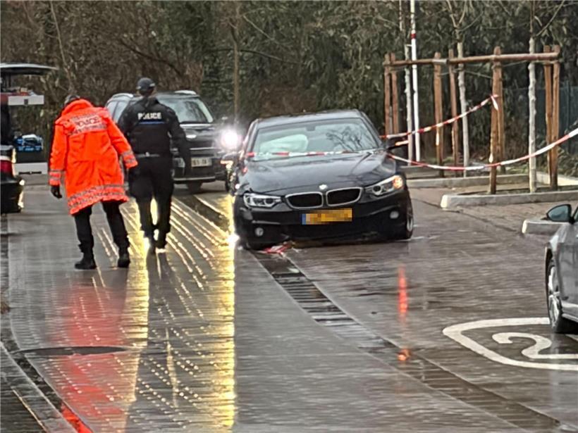 Ein verunfalltes Auto steht in der rue Antoine Hirsch