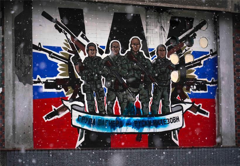 Ein verunstaltetes Wandgemälde zum Ruhm der russischen Söldnergruppe Wagner mit der Aufschrift „Wagner Group – Russian Knights“ an der Seitenwand eines Wohnblocks in Belgrad
