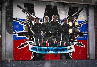 Ein verunstaltetes Wandgemälde zum Ruhm der russischen Söldnergruppe Wagner mit der Aufschrift „Wagner Group – Russian Knights“ an der Seitenwand eines Wohnblocks in Belgrad
