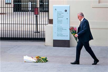 Ein vom australischen Premierministeramt am 15. Dezember 2025 aufgenommenes und veröffentlichtes Foto zeigt den australischen Premierminister Anthony Albanese beim Niederlegen von Blumen am Bondi Pavillion am Bondi Beach
