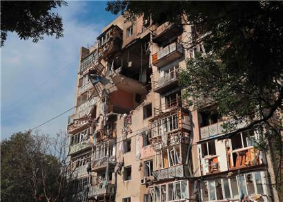 Ein von Russland bombardiertes Wohnhaus in Odessa
