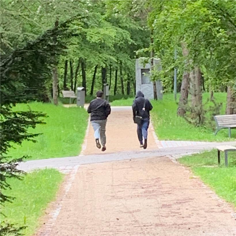 Ein von der Polizei zur Verfügung gestelltes Foto zeigt die beiden mutmaßlichen Täter
