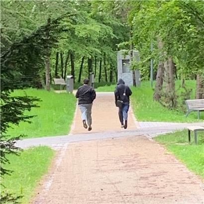 Ein von der Polizei zur Verfügung gestelltes Foto zeigt die beiden mutmaßlichen Täter

