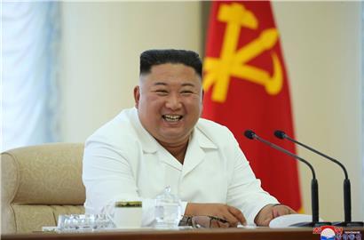 Ein von der staatlichen nordkoreanischen Nachrichtenagentur KCNA am 8.6.2020 zur Verfügung gestellte Foto von Kim Jong Un, angeblich bei einer Sitzung des Politbüros des Zentralkomitees der Arbeiterpartei Koreas.
