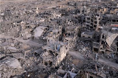 Ein von einer Drohne aufgenommenes Luftbild zeigt Palästinenser in der Ruinenlandschaft der Stadt Rafah im Süden des Gazastreifens
