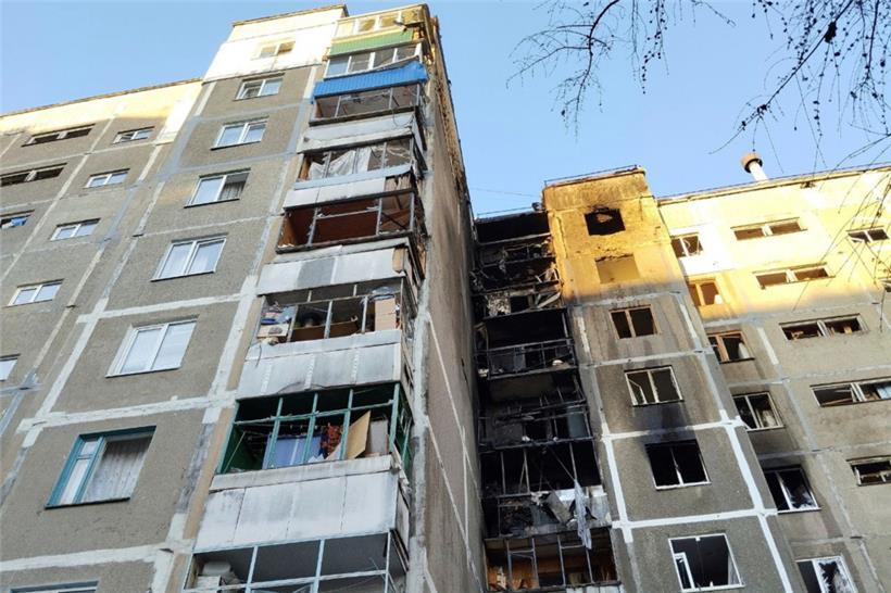 Ein von einer mutmaßlichen ukrainischen Drohne beschädigtes Wohnhaus in Kursk
