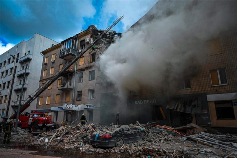 Ein von einer russischen Rakete getroffenes Wohnhaus in Charkiw
